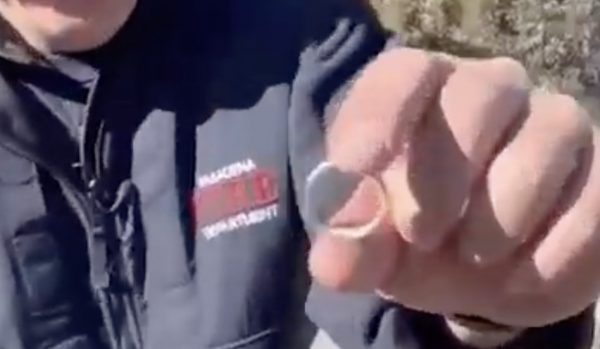 Η δύναμη της αγάπης: Πυροσβέστης στο ΛΑ βρήκε την βέρα του μέσα στις στάχτες